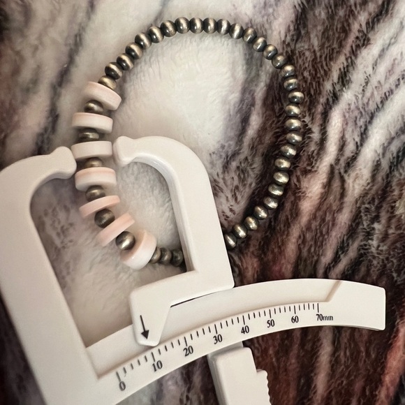 ❤️ Queen Pink Conch 6mm Desert Pearl Native Navajo Heishi Stack Bracelet Sz 6.25 - Picture 8 of 13